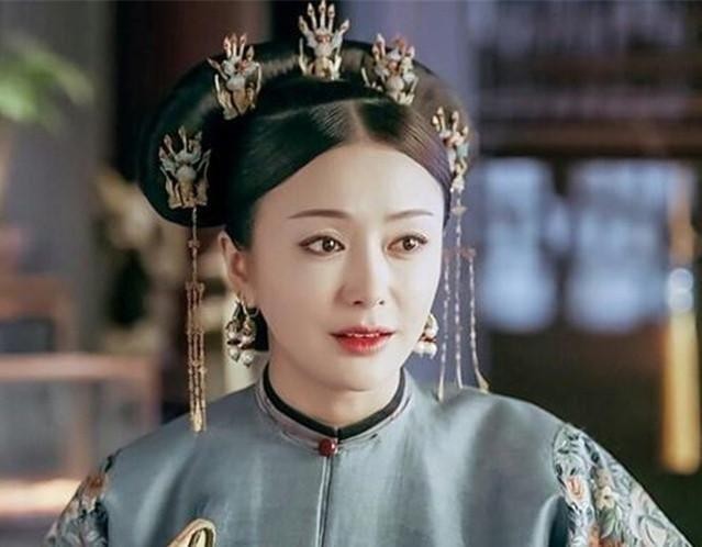 秦岚|翻白眼、挑眉毛、一阳指，《突围》秦岚演技被吐槽：一出场就快进