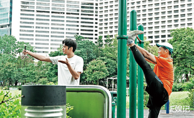 王文也|TVB绿叶王陪儿子锻炼让其再入行 不小心扭脚儿子马上帮手按摩