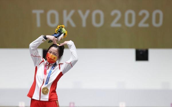 |金牌得主带火美甲!杨倩涂珍珠美甲好可爱,刘诗雯蓝色美甲成焦点