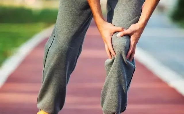 运动|这个伤膝盖的动作，你每天都在做！