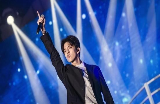 迪玛希|穿老板的二手衣服，吃不饱睡在机场，迪玛希终走上解约之路