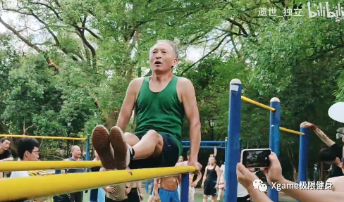 健身|爱健身的爷爷有多硬核？引体向上论组做，腹肌线条如刀刻！