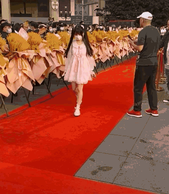 蔡萝莉|网红蔡萝莉走红毯被喷,体型瘦小头却很大,发量堪忧小腿壮硕