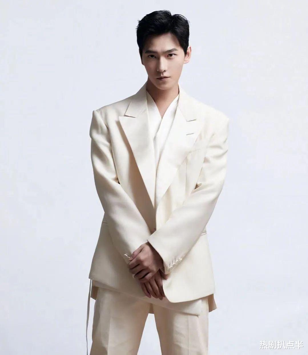 杨洋|杨洋要成“男版郑爽”？中年发腮颜值暴跌，没实力却学人怼粉