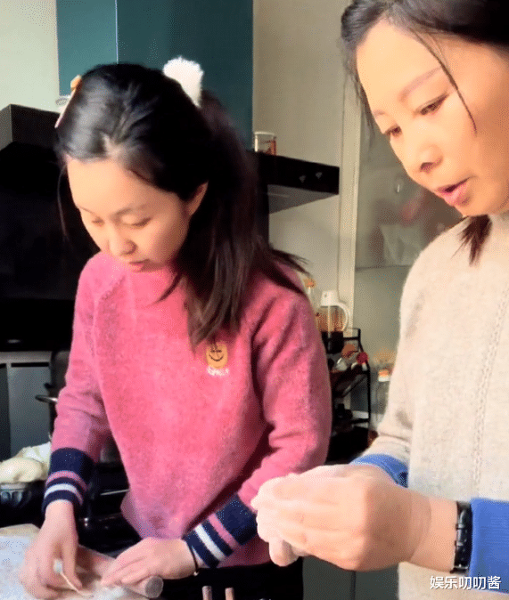 服饰|田妈暖心包冬至水饺，被赞气质秒杀杜新枝，田静擀皮手法超像许敏