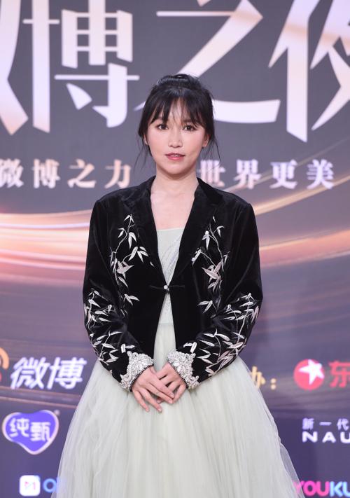 李子柒|微博之夜，李子柒颜值翻车。网友纷纷吐槽：我的女神见光就拉垮