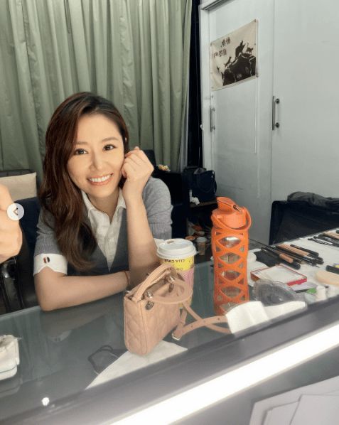 淡妆|43岁林心如颜值大回春!化淡妆皮肤好白皙,挎4万包包炫富真高调