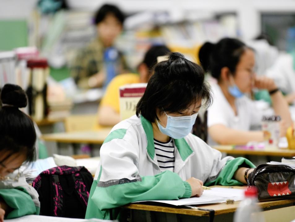 神鸟知讯资讯站 还记得被全文背诵支配的恐惧吗？语文课本增加古诗文，学生：求放过