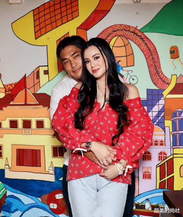 超美时尚社|身家百亿富婆林恬儿为夫庆生，穿搭年轻似少女，曾是霍启山前女友