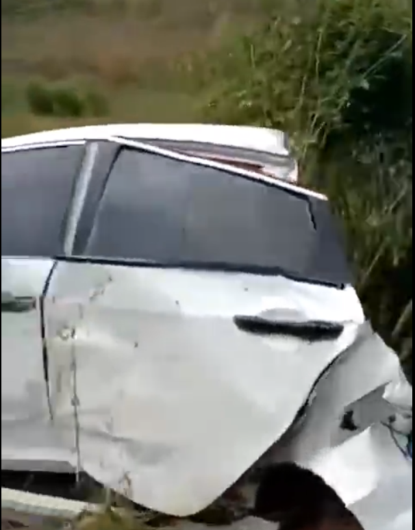 又一“神车”露出马脚,车祸后车身一分为二,网友:果真是纸糊的