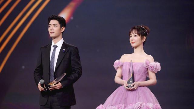 杨紫|微博之夜：贾玲杨紫错位照，王一博口罩赢了，肖战化身宠紫狂魔