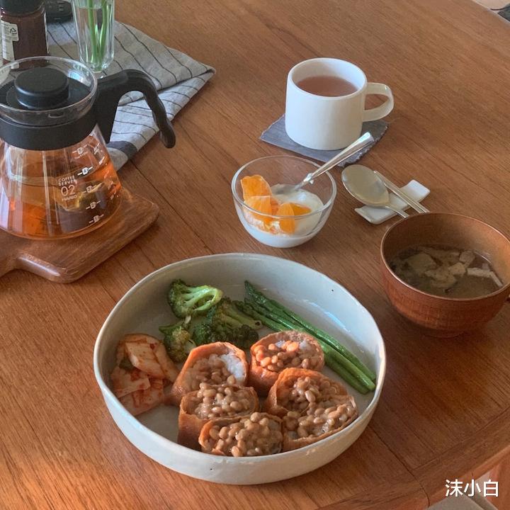 |晒她80小房子，主卧改成客厅，自己睡4㎡房间，开门就躺下！爱了