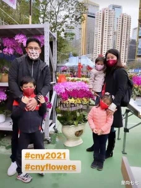 郭晶晶|郭晶晶一家三口逛街，她一身大牌显臃肿，二女儿背百元包打扮俏皮