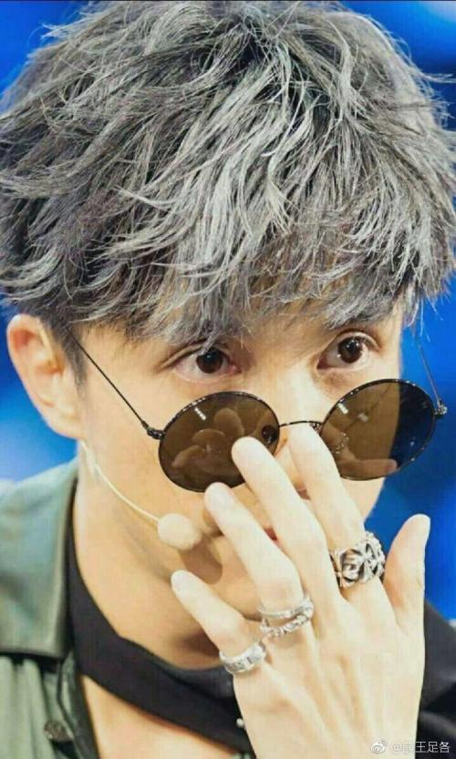 Ala的陪伴|薛之谦正经的时候也是有种清冷的帅气呢，穿搭也很时尚好看