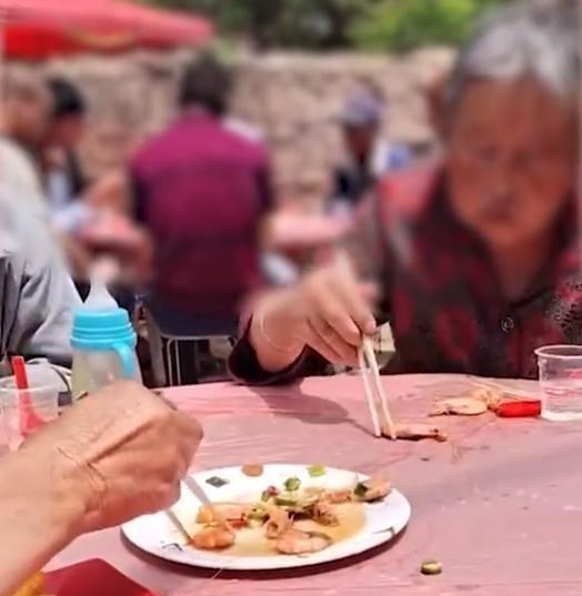 瑞泽说教 河南一女子去农村吃席，遇大妈连吃带扒拉，场面让人摇头叹息