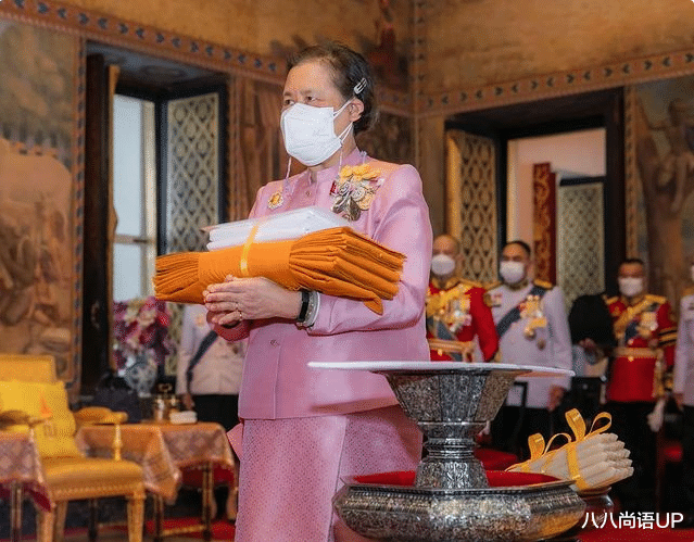 八八尚语UP 诗琳通公主换风格，穿完粉红色换蓝色显嫩，只是黑色运动鞋真不搭