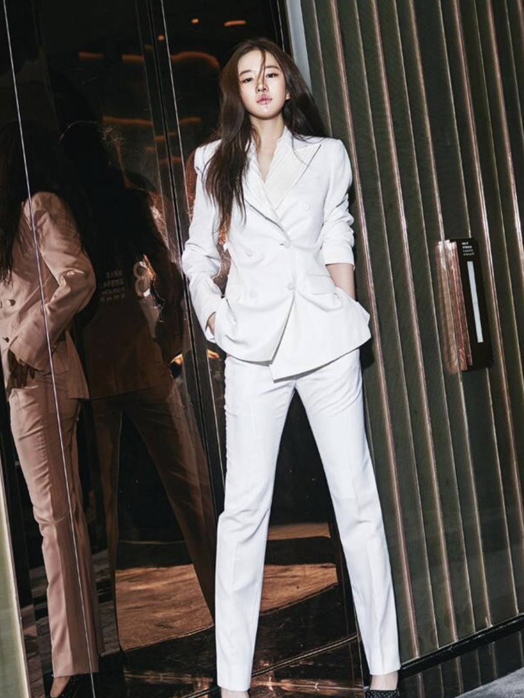 穿衣搭配|仙气十足的刘亦菲，开始尝试中性风穿搭，霸气侧漏帅气撩人。