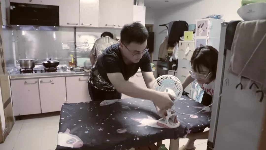 43㎡小户型住下5口人，还能有家庭图书馆，这是怎么做到的！