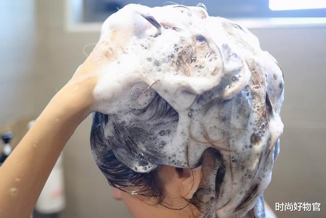 美甲 建议女生：洗头时牢记“4不要”，头发柔顺了，掉发也少了