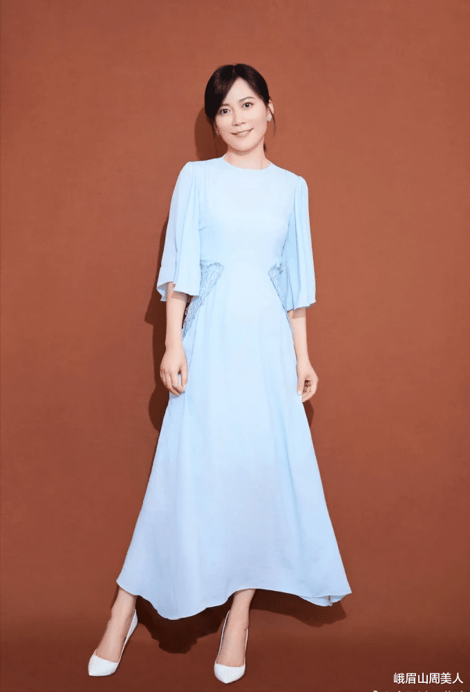 峨眉山周美人|五十岁女人穿裙子，要牢记“2穿2不穿”，优雅得体又减龄，真好看