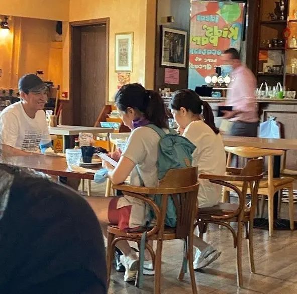 潘虹|张家辉一家三口外出，57岁关咏荷保养得宜，15岁女儿又是大长腿