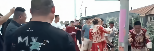 家中大小宝|解气！山东一新郎被婚闹，新娘拿棍子解围