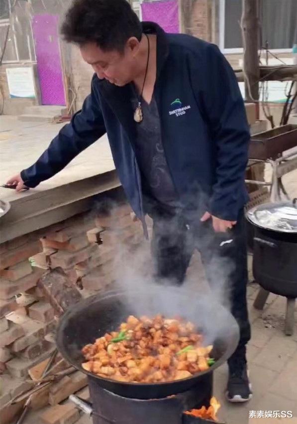 于谦|于谦疑似在新马场做饭，打扮休闲面带笑容，新地方环境很原生态