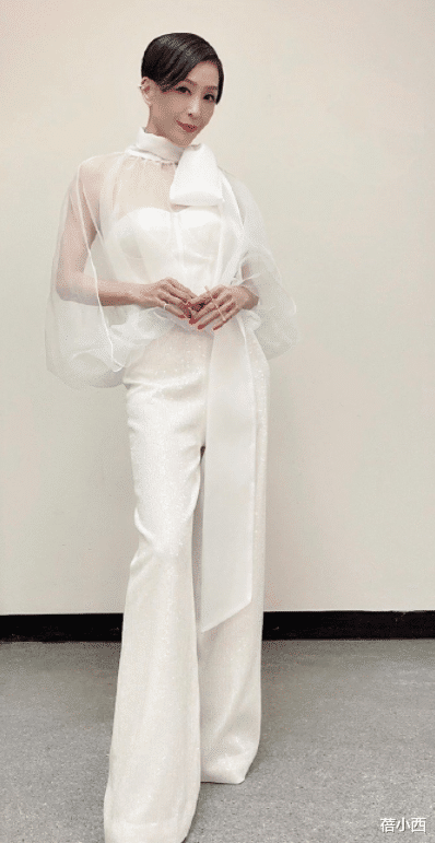 芦笋|69年的伍咏薇穿搭真减龄,穿薄纱连衣裙配短发,好身材大婶辈少见