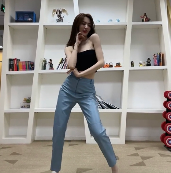 徐璐|徐璐穿抹胸出来营业，细胳膊细腰惹眼，也撕下娱乐圈“遮羞布”