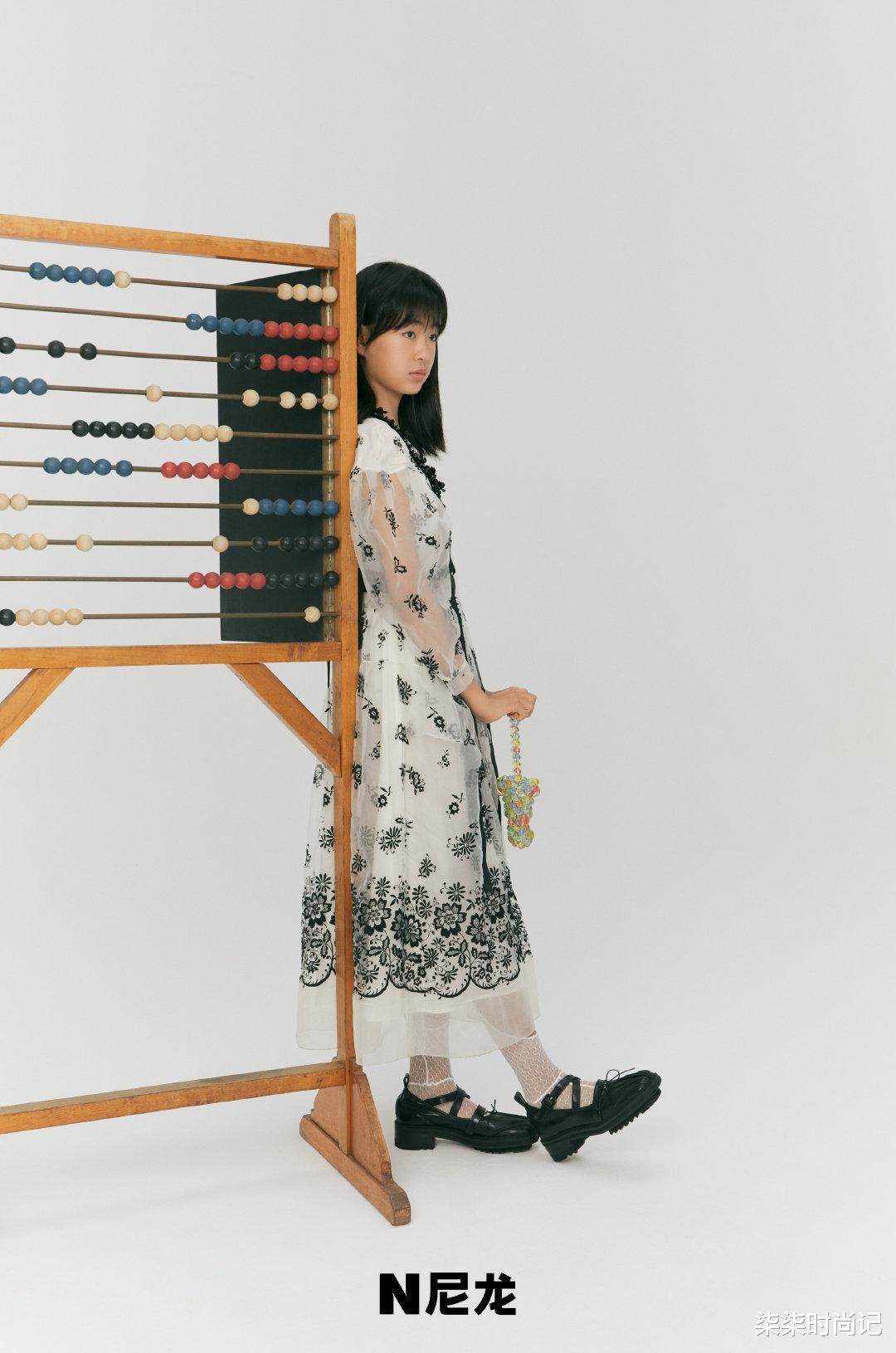 柒柒时尚记|佟大为长女首拍大片，颜值超高撞脸王祖贤，13岁身高直逼1米8