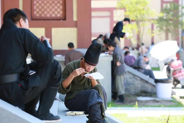 横店|横店“群演”现状：20万追梦人变做梦人，现在已成为“懒汉”天堂