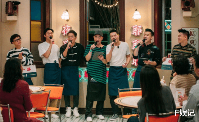 袁冰妍|谢天华回家见妈妈显得很开心 与一对子女、妈妈三代同堂温馨合影