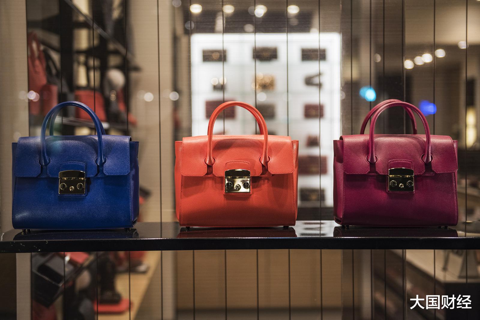 代购|奢侈品市场的套路，让国内消费者被“割韭菜”