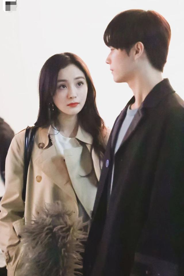 杨幂|杨幂演吻戏遭围观，害羞趴许凯肩上笑场，男方拍完即用纸巾擦嘴