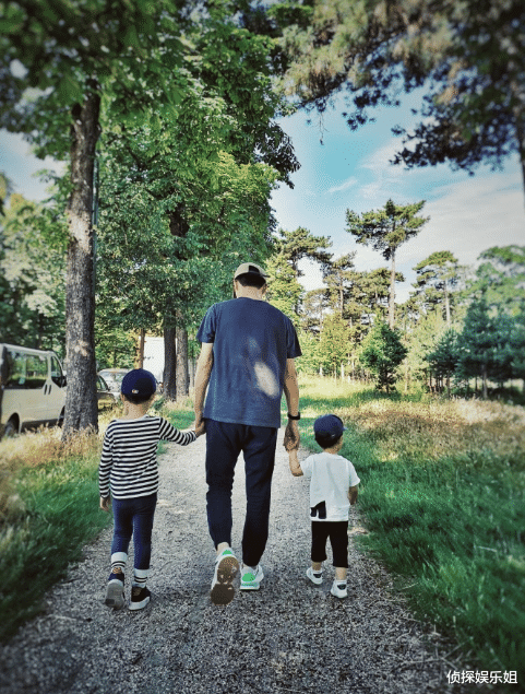 任嘉伦|靳东庆小儿子满四岁，罕晒两娃近照秀幸福，网友喊话再生一个女儿