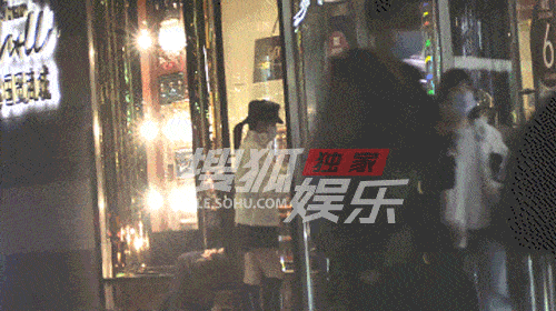 徐凤年|36岁李念深夜逛商场，无惧严寒大腿露出一截，嫁大14岁富商生俩娃