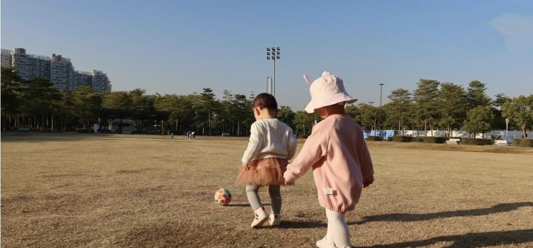 |张馨月晒带娃日常，格格草坪踢球，网友偶遇赞妈妈很美宝宝可爱