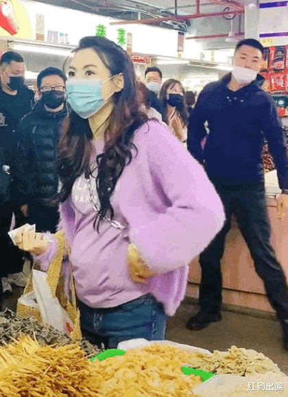 张柏芝|张柏芝都市封面造型曝光，湿发光脚大秀锁骨，躺地上腰臀比堪称完美