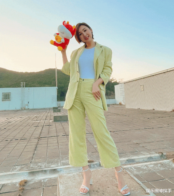 高海宁|港姐高海宁34岁美艳依旧，172cm身材火辣，和小孩子合影引关注