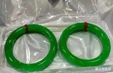 |翡翠实战行家教你怎么买翡翠手镯买得实惠又不会上当受骗！