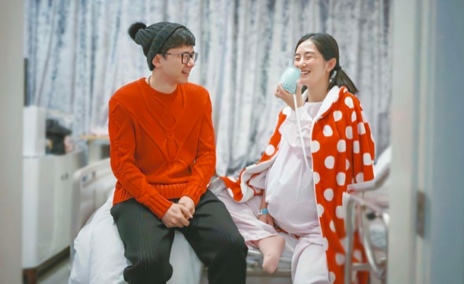 谢娜|谢娜待产状态好，挺孕肚外出不用人搀扶，张杰岳母双手插兜没事做