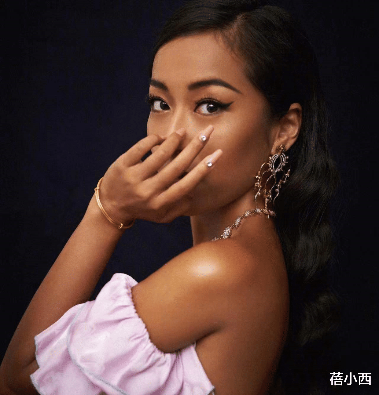 美甲 冬天怎么才能出彩？不如换上吉克隽逸同款圣诞美甲，高级感十足！