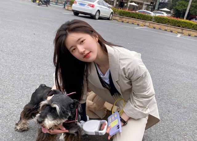 赵露思|赵露思小区遛狗，以为不会被认出没化妆，谁知被路人拍摄了生图