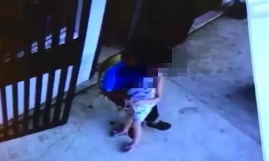 横相周刊社 贵州男子以赠送玩具为诱饵，在文具店内猥亵了9名儿童，已被捕！