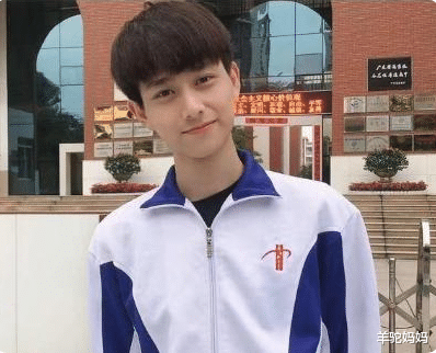 羊驼妈妈|95后“最帅数学老师火了”,孩子爸抱怨:我媳妇现在接娃花枝招展