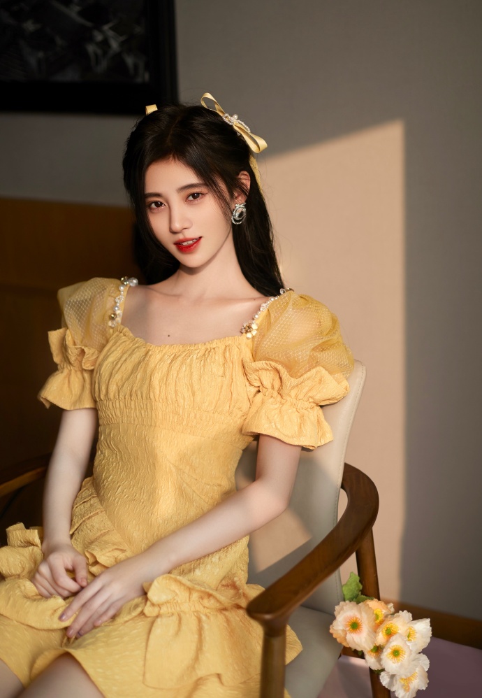 鞠婧祎|鞠婧祎的脸真能抗镜头，配洋气的方领裙扮“在逃公主”，真时髦啊