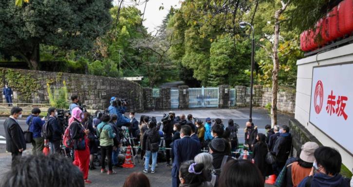 纽约|真子抵达纽约，王室派7名保镖护送，驸马手头拮据只租一室一厅