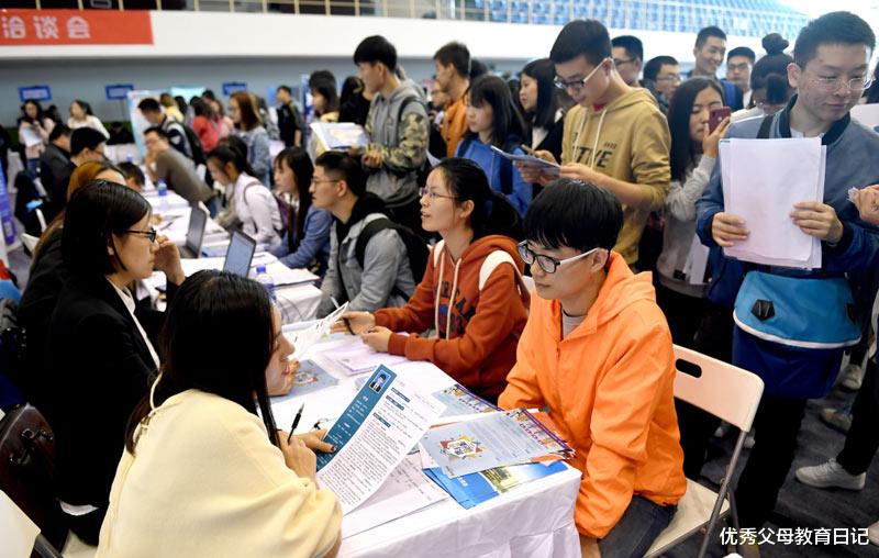 大学生|高学历毕业生，求职路上遭拒绝，网友称：比文凭贬值还严重