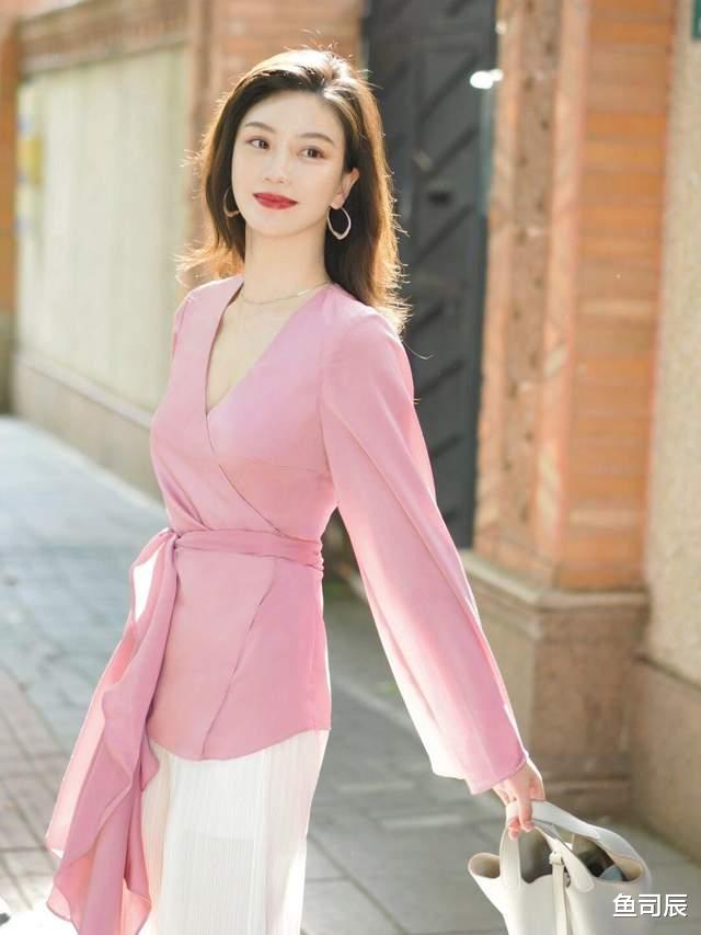 鱼司辰|想要穿出少女感,不如试一试粉色衬衫+白色背带裤,元气十足