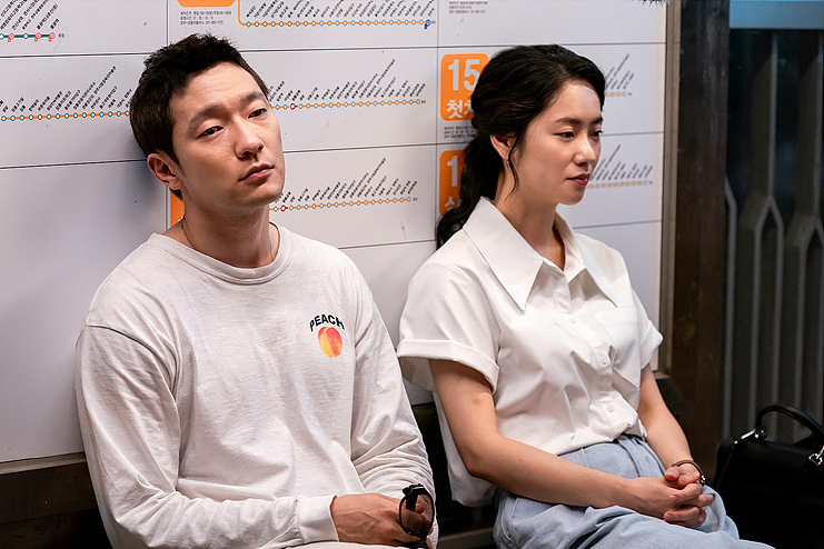 花影人间情感|人到中年的无奈：婚姻里最悲哀的，莫过于把夫妻过成了室友